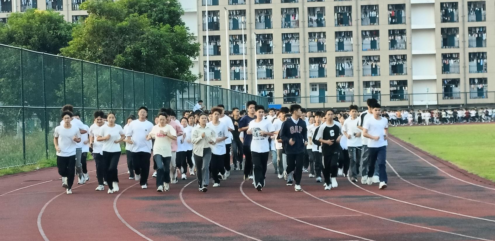 活力清晨，逐梦青春——车辆工程学院2024级新生开展早锻炼活动
