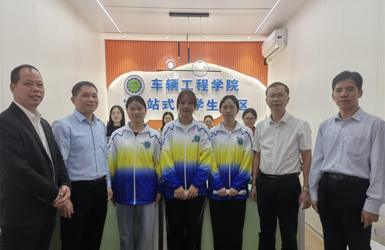 学校领导到车辆工程学院“一站式”学生社区指导工作