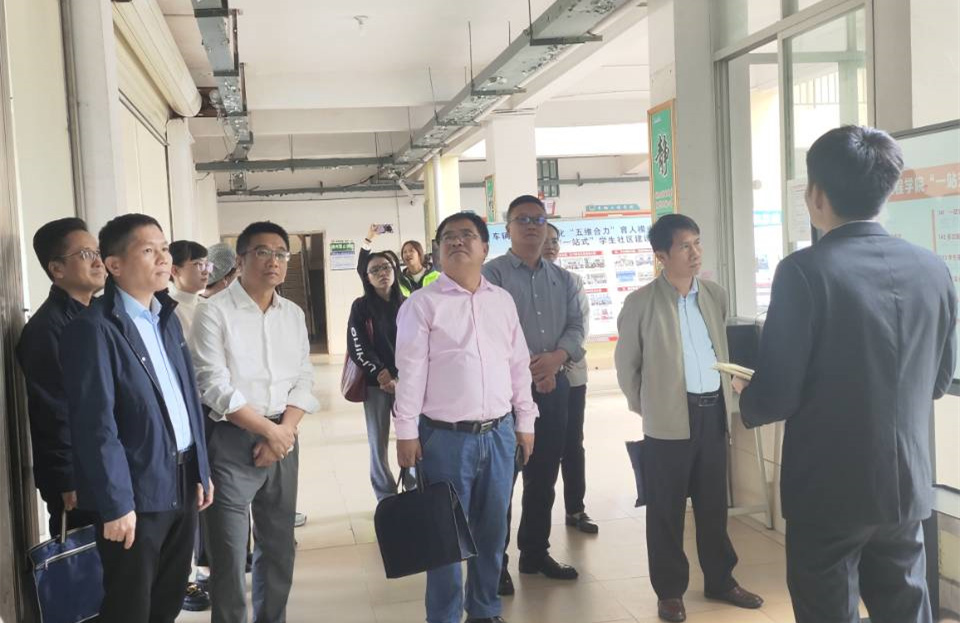 学校“一站式”学生社区建设考核评定小组莅临车辆工程学院考评指导