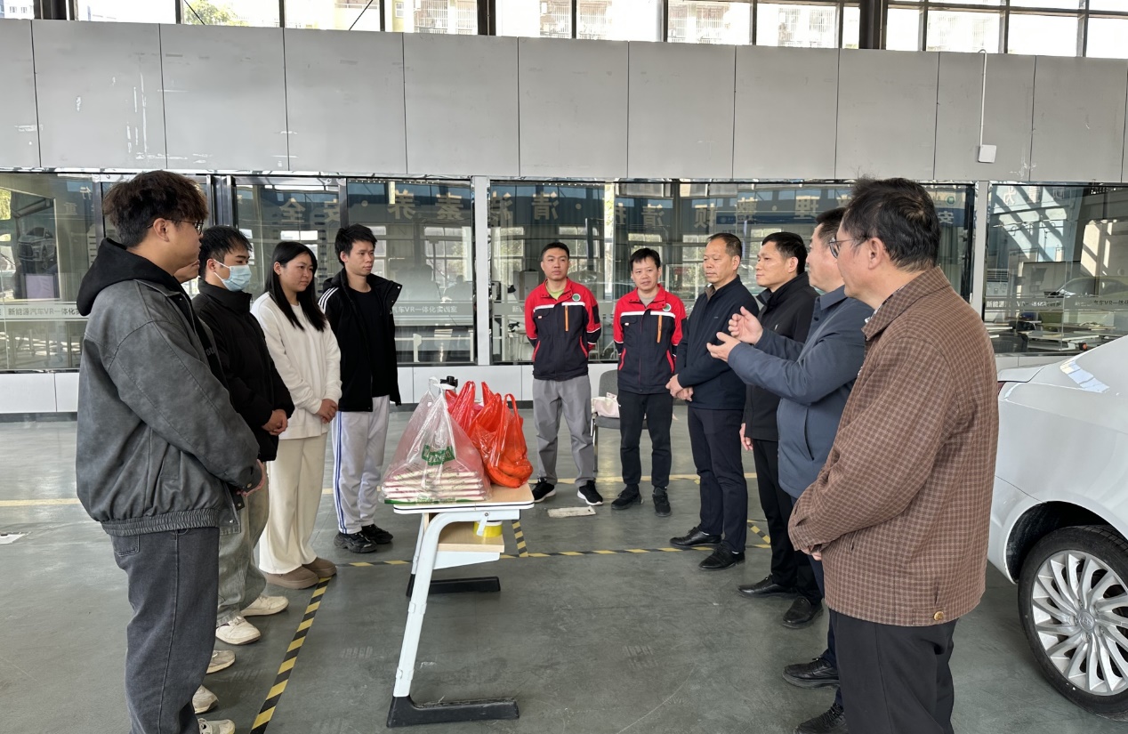 汽车工程学院领导暖心慰问2025广西职院技能大赛备赛师生