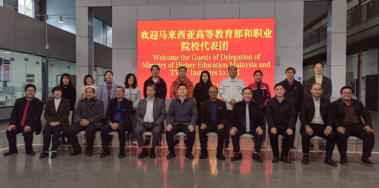 马来西亚高等教育部和职业院校代表团到汽车工程学院参观交流