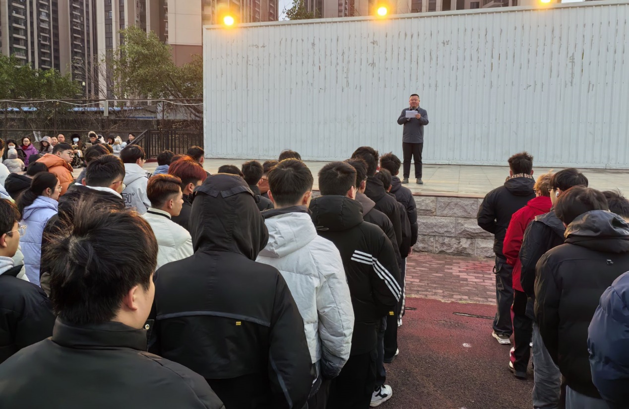 汽车工程学院举行2025年春季学期“开学第一课”主题教育活动升旗仪式
