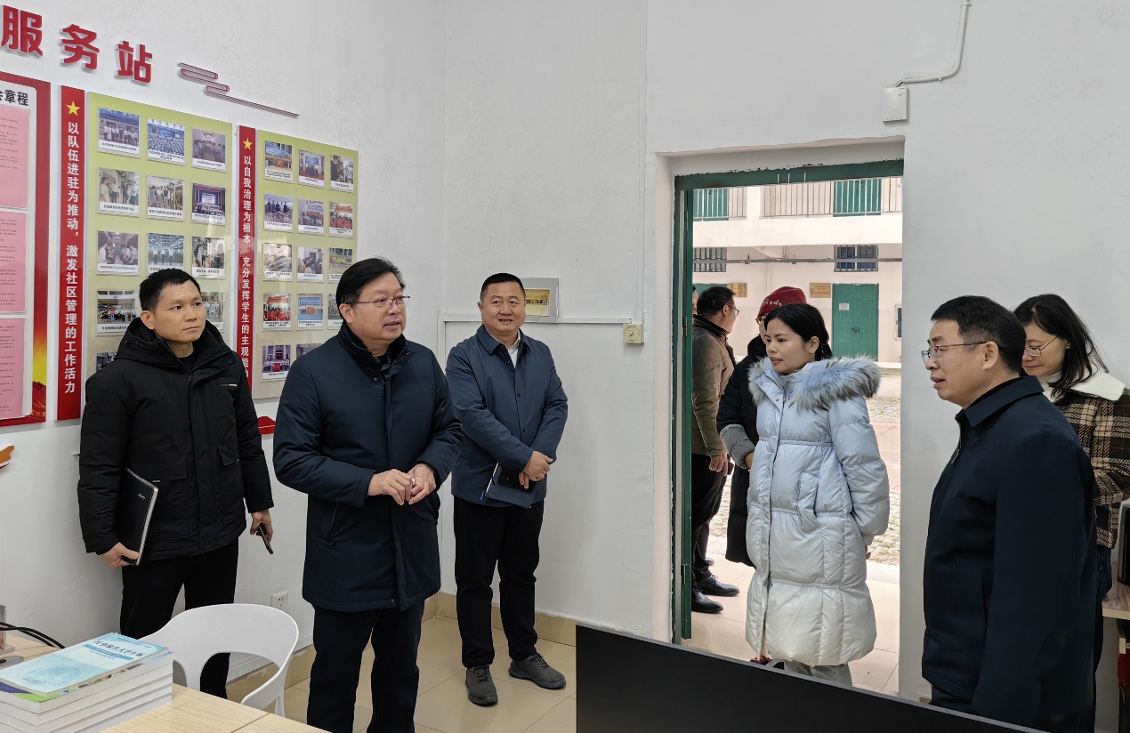 学校党委书记李振秋带队到汽车工程学院调研指导工作