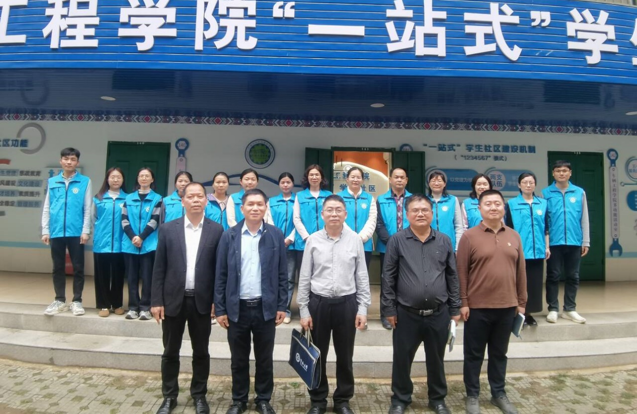 校领导到汽车工程学院“一站式”学生社区调研指导工作
