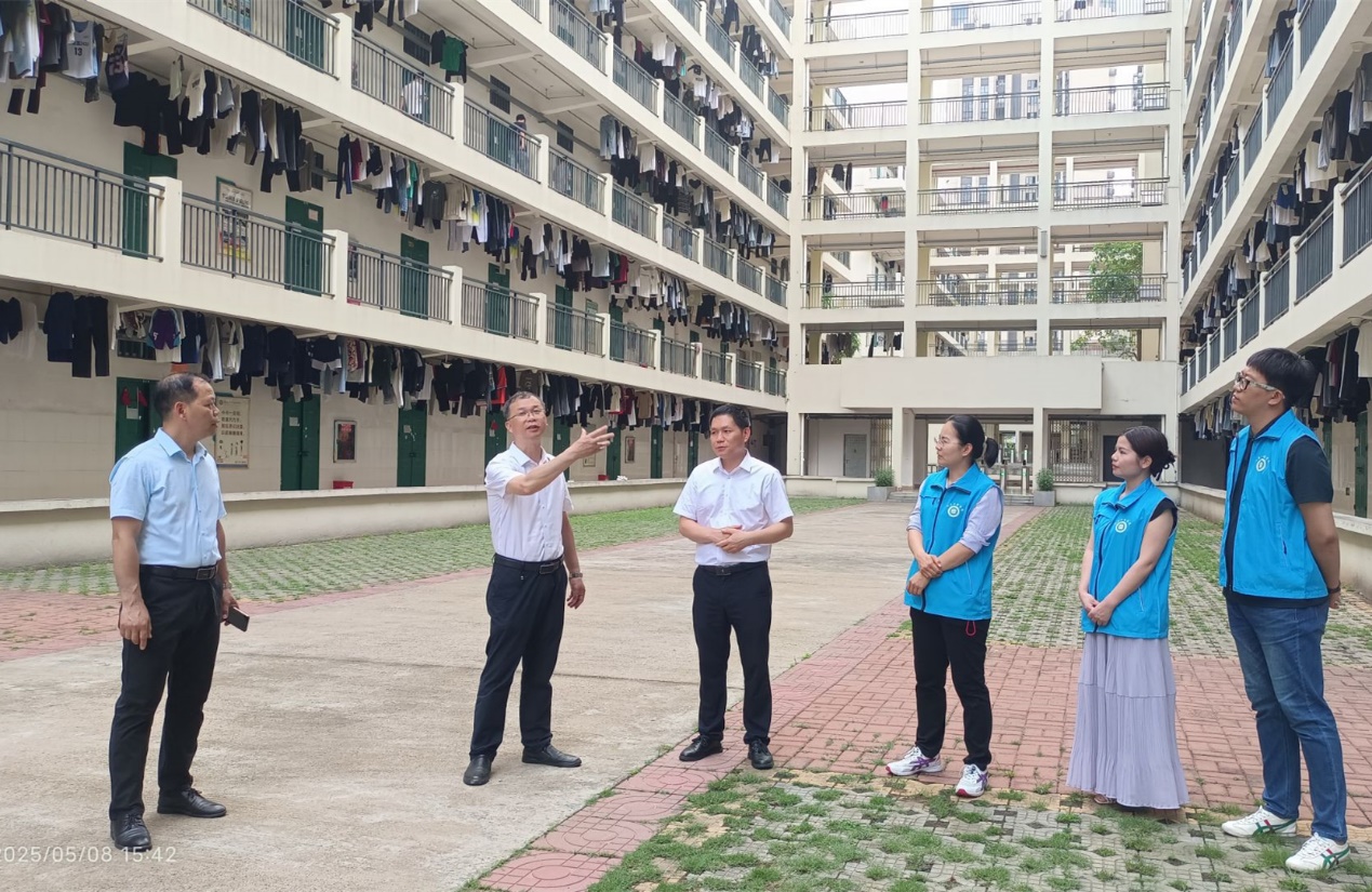 学校领导到贵港校区“一站式”学生社区检查指导工作