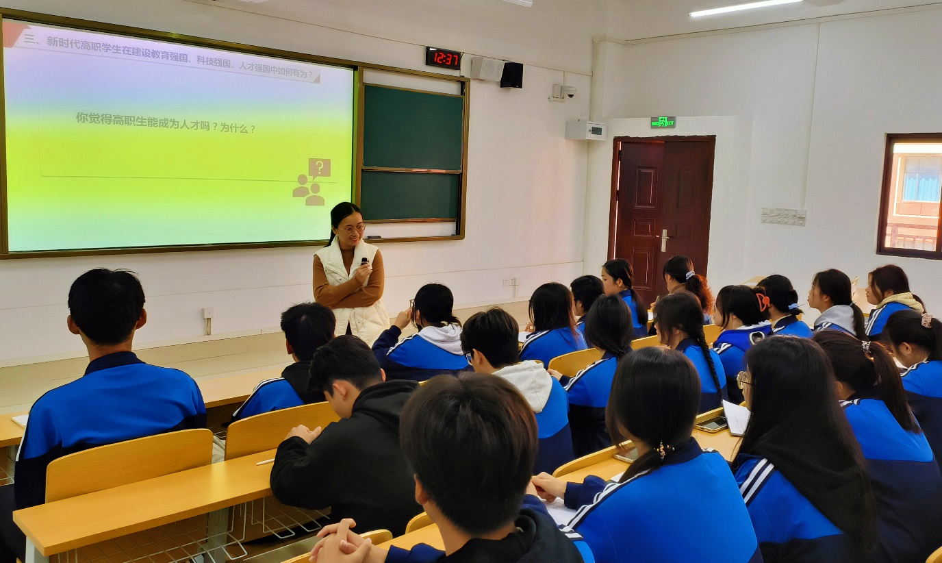 电子信息学院分党校举办 “教育、科技、人才是全面建设社会主义现代化强国的基础性战略性支撑”主题党课