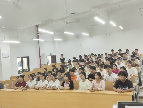 “五四精神传薪火，激扬青春献光彩”———电子信息学院新时代先锋团开展经典读书会