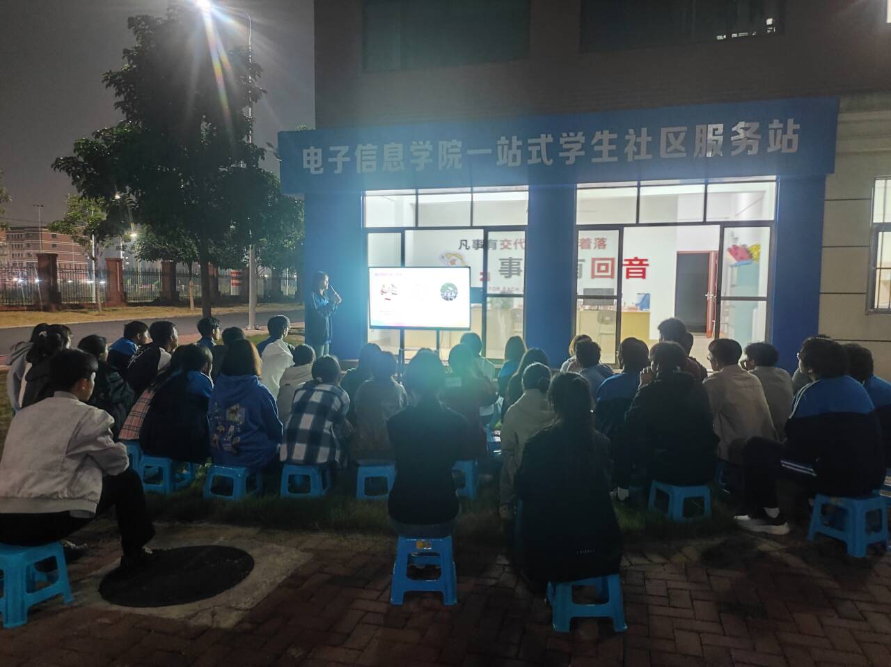 电子信息学院一站式学生社区晚自习辅导班开班