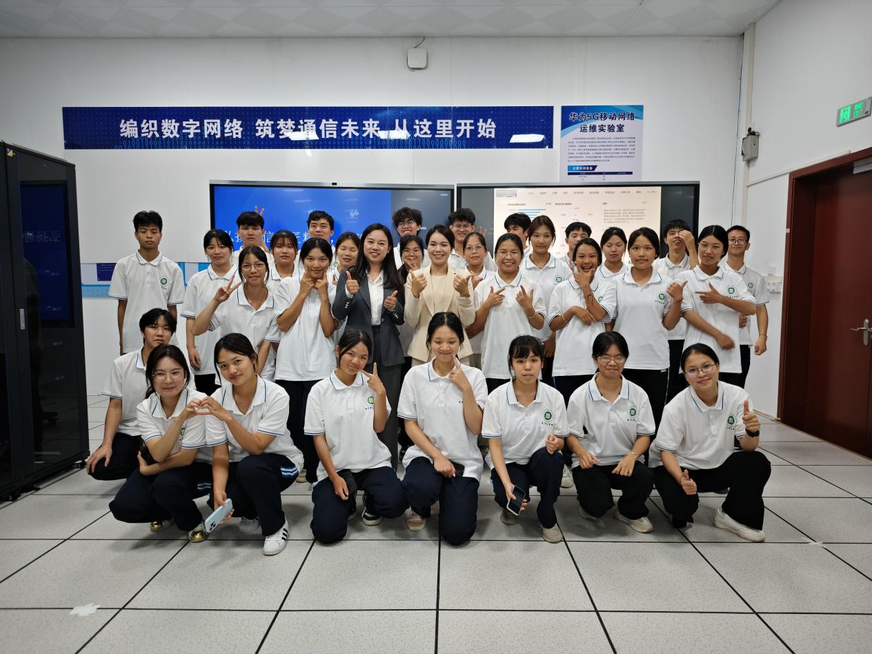 电子信息学院成功开展“弘扬通信工匠精神”讲座