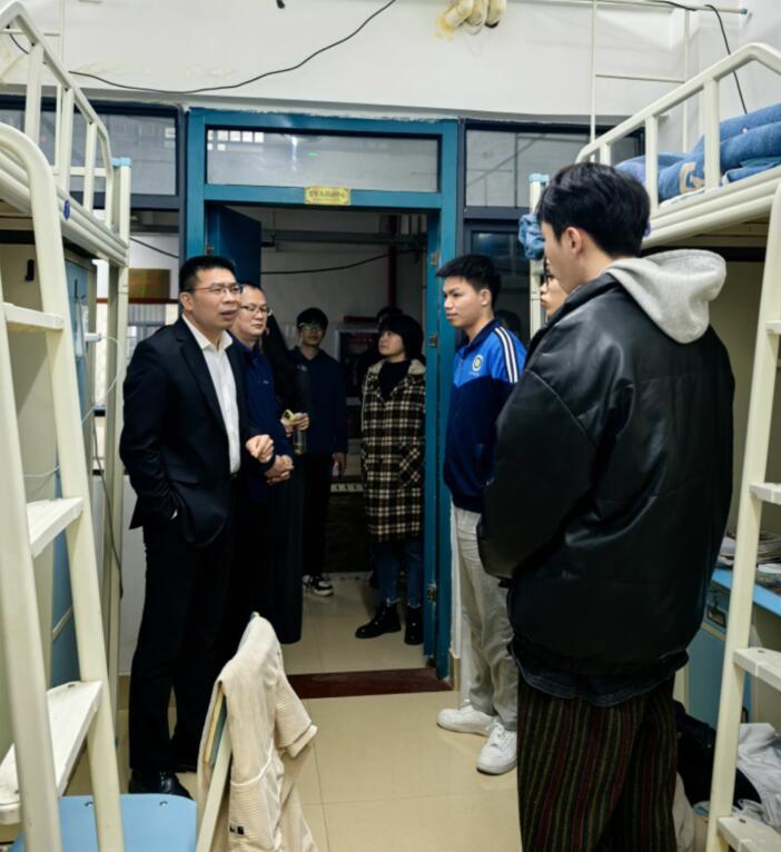 工业互联网学院领导班子带队深入学生宿舍工作调研
