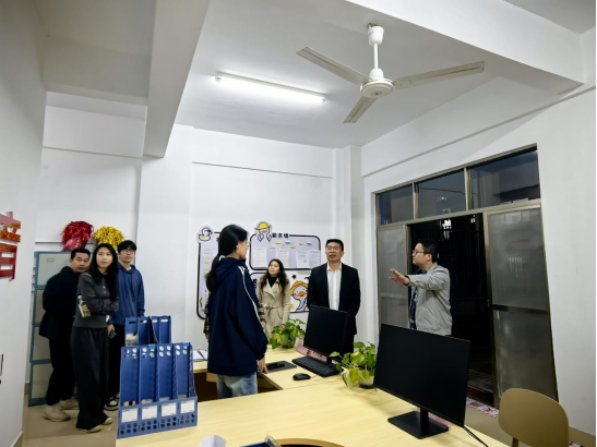 工业互联网学院领导深入一站式学生社区指导工作