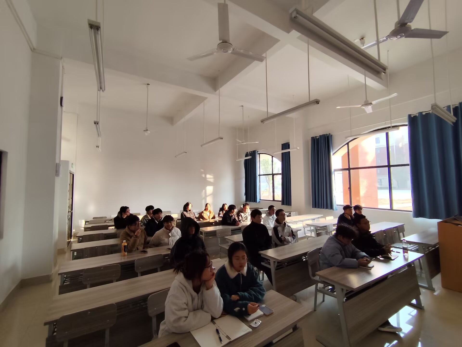 工业互联网学院携手广西天域智能科技成功举办无人机喷射劳动教育实践活动