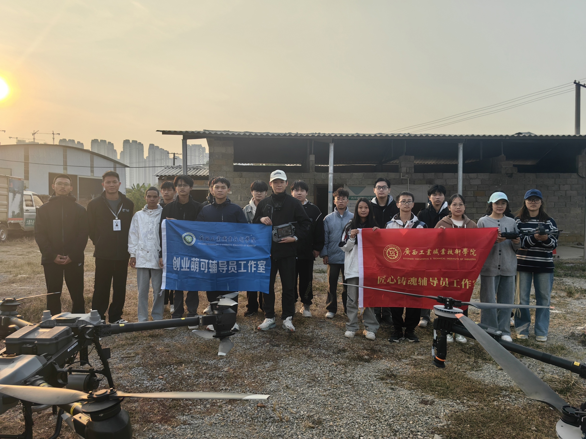 工业互联网学院领导班子深入学生宿舍走访调研