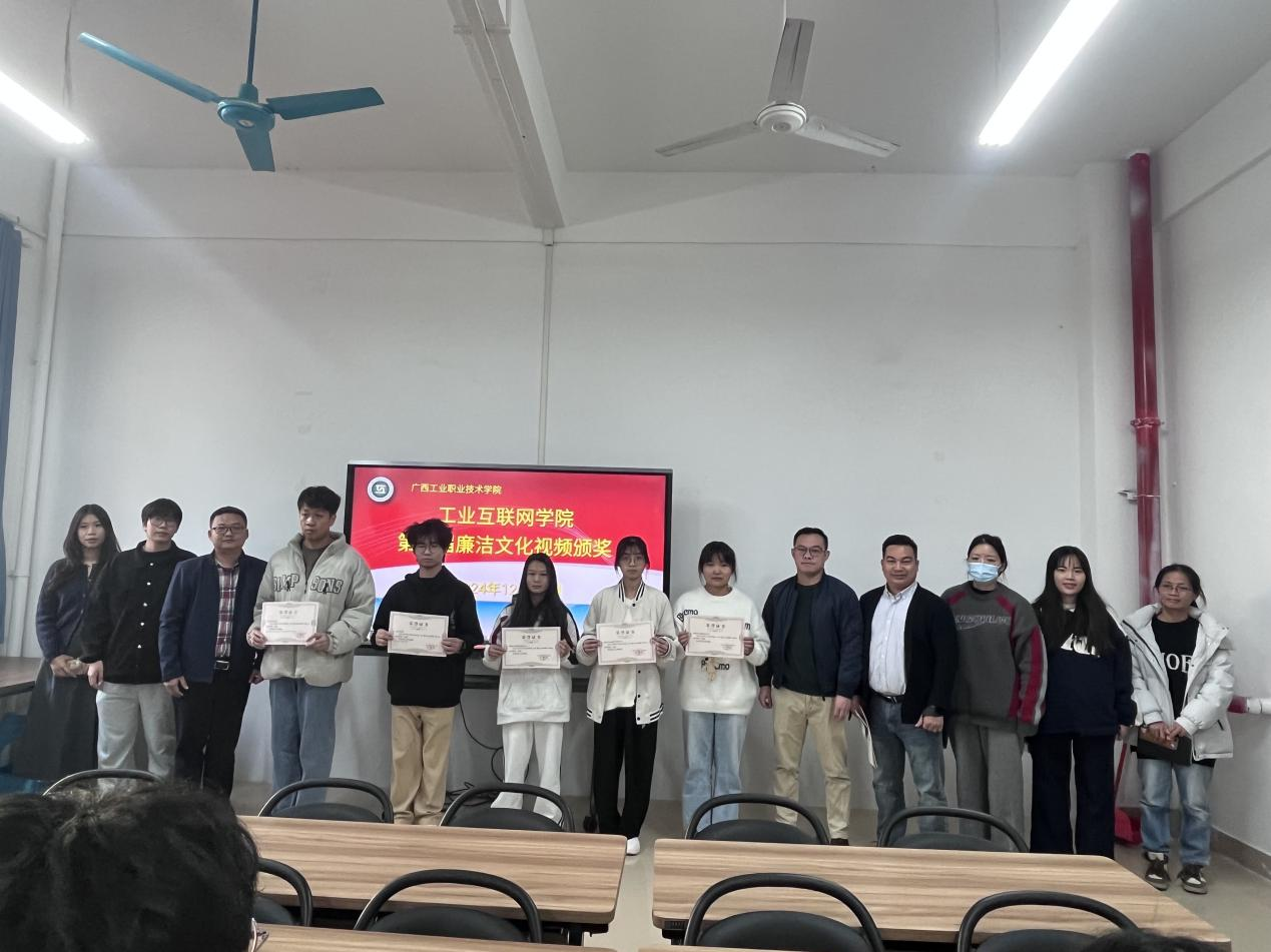 获奖同学与学工老师合影