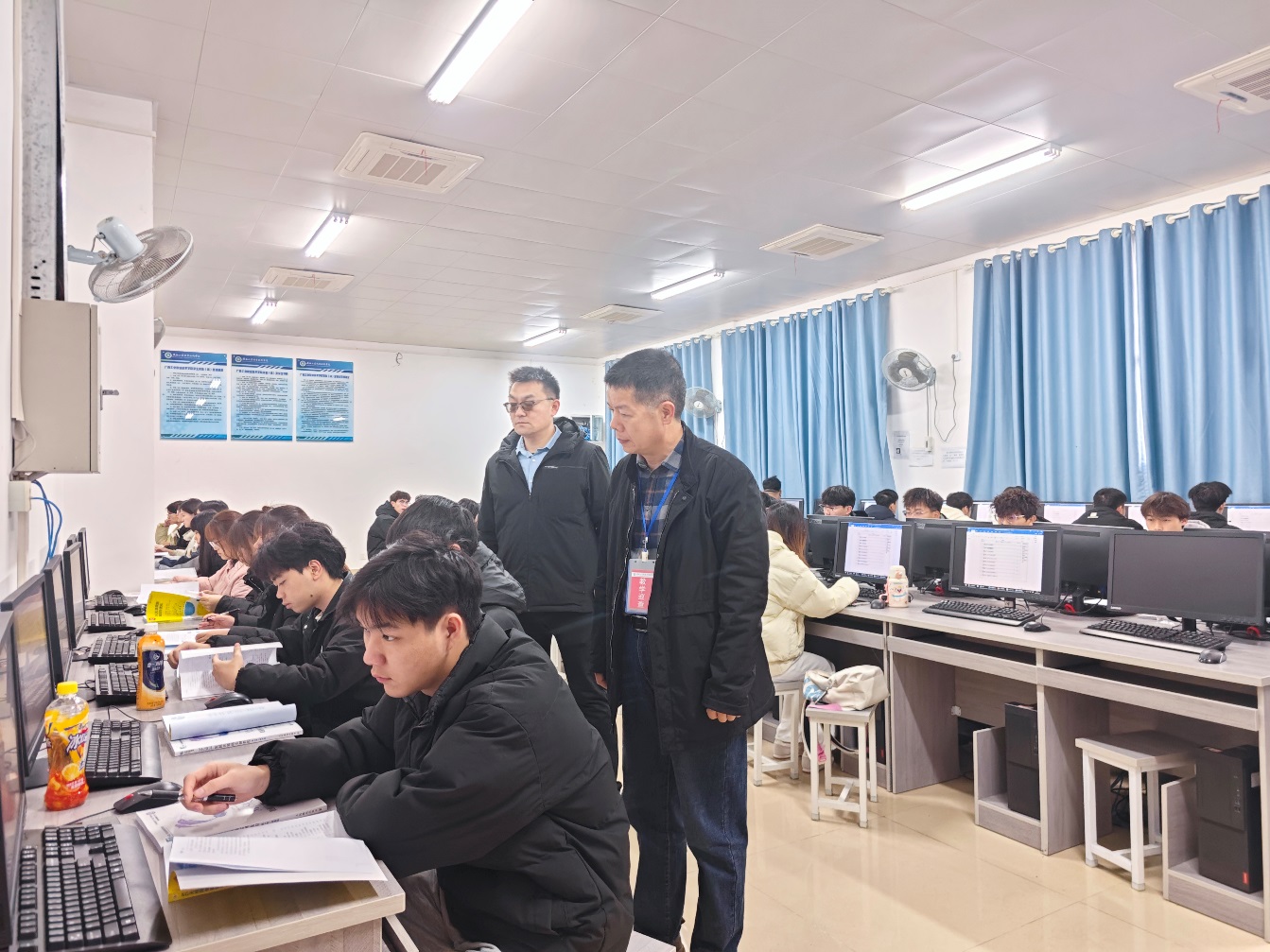 刘琳深入班级听课