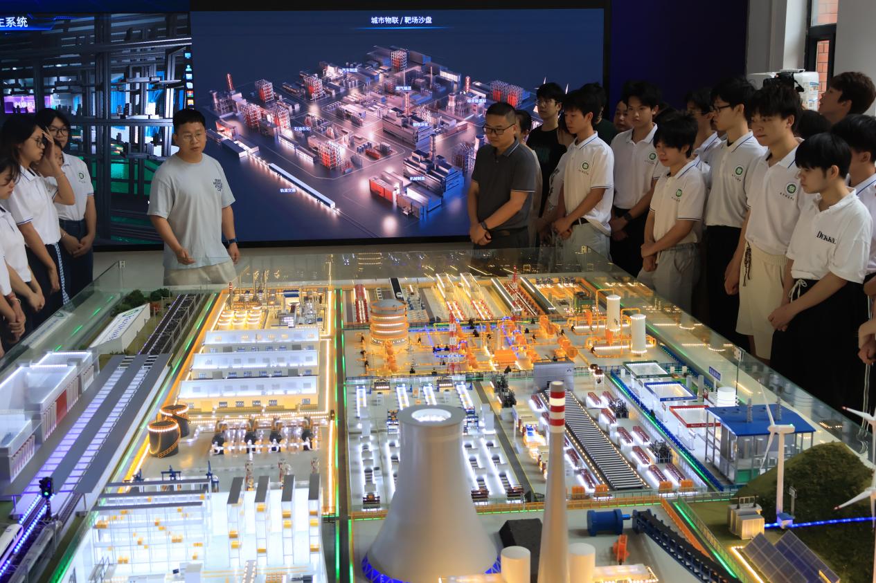工业互联网学院2025年职教周系列活动之实训场景探秘
