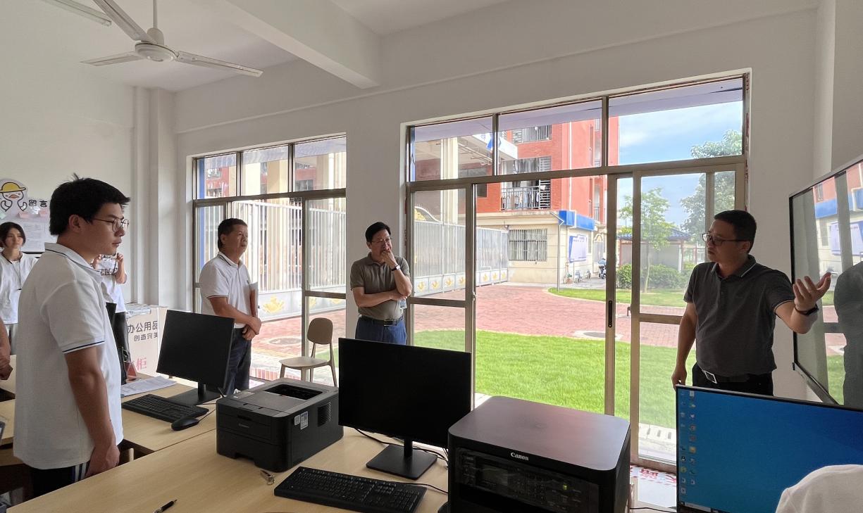 学校党委书记李振秋到工业互联网学院“一站式”学生社区指导工作