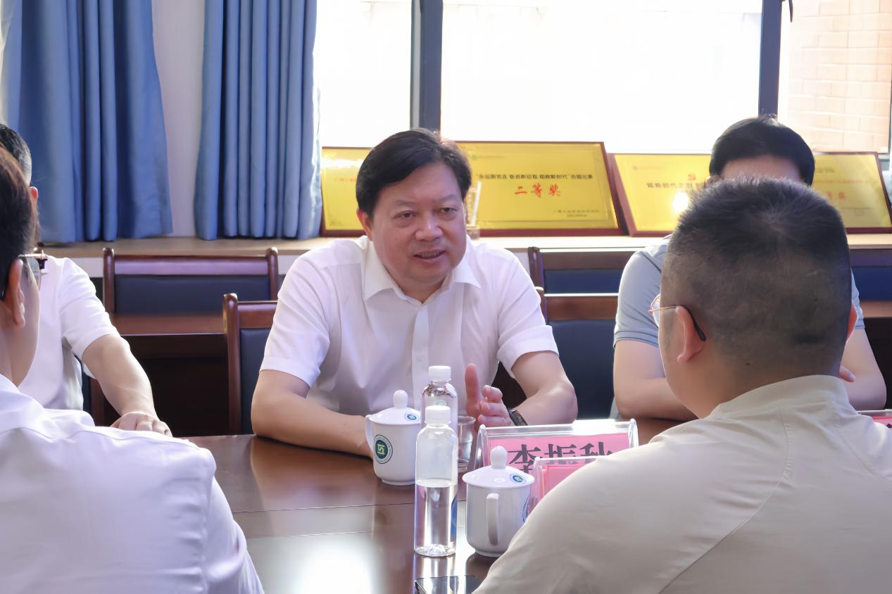 学校领导与中国联通南宁分公司领导开展校企合作交流