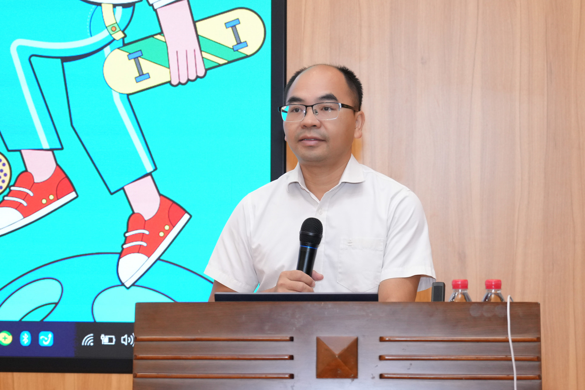 学校副校长贾明祖致辞