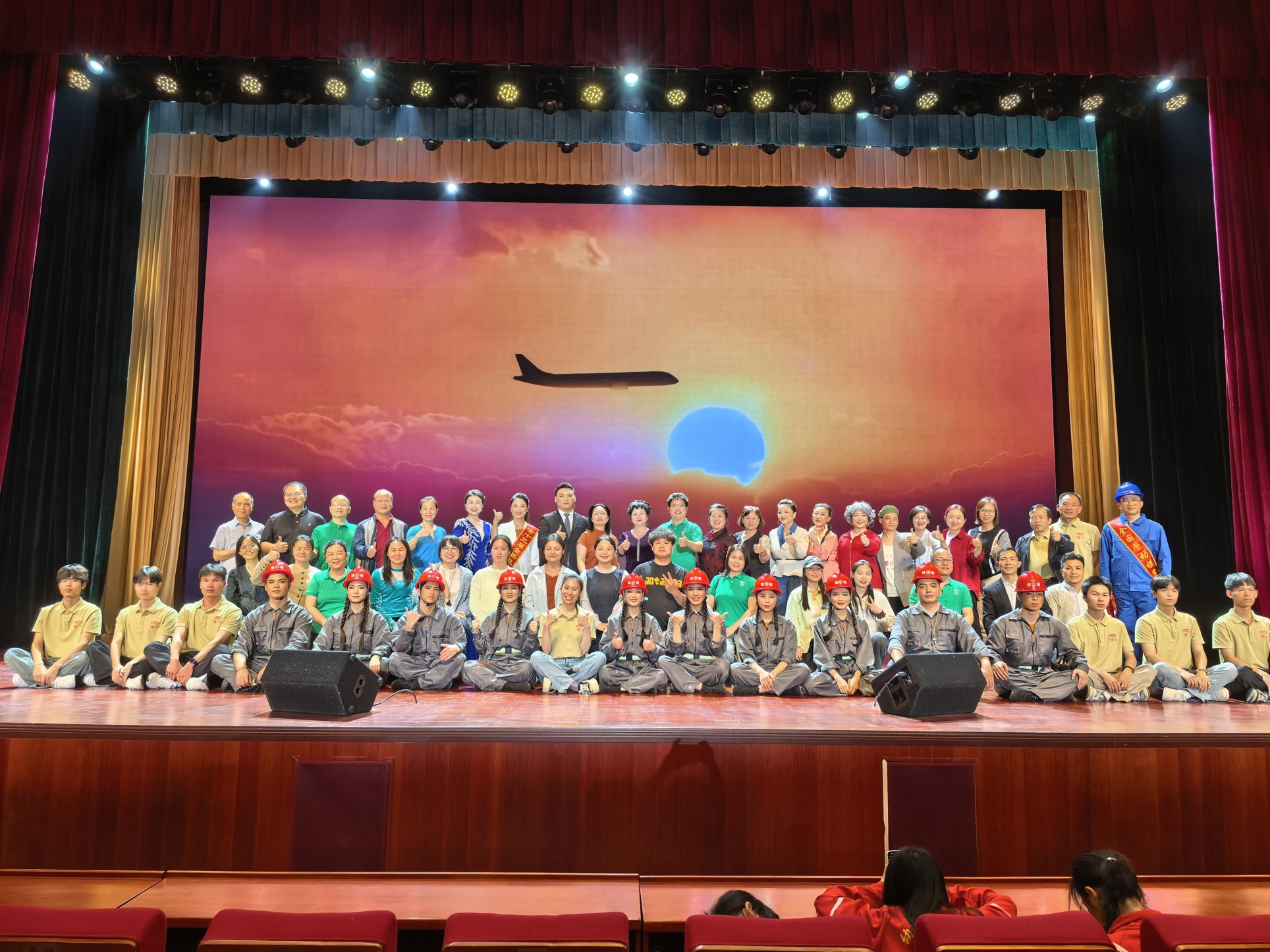 剧组成员与贵港市戏剧曲艺家协会、贵港市舞蹈家协会、贵港市布山合唱团的专家们合影