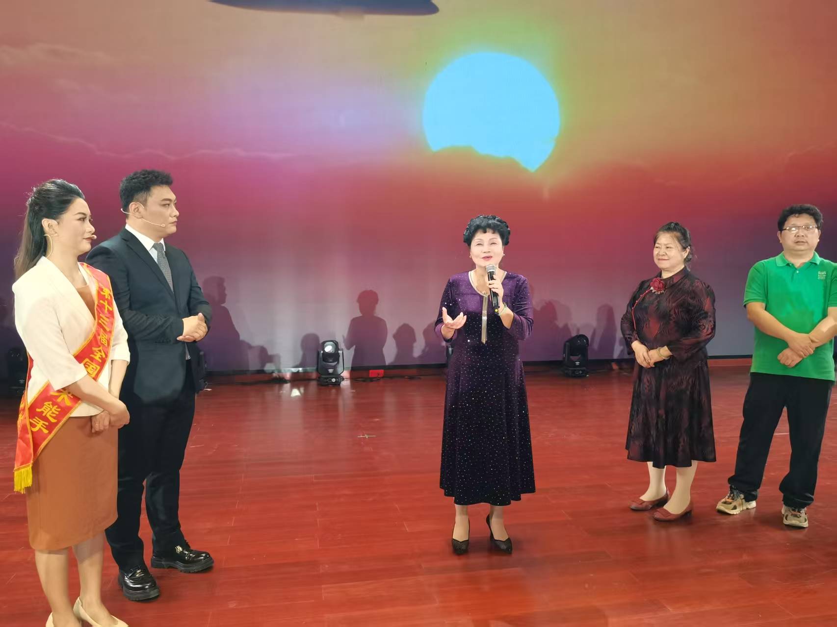 贵港市戏剧曲艺家协会主席黄新兰给剧组提建议