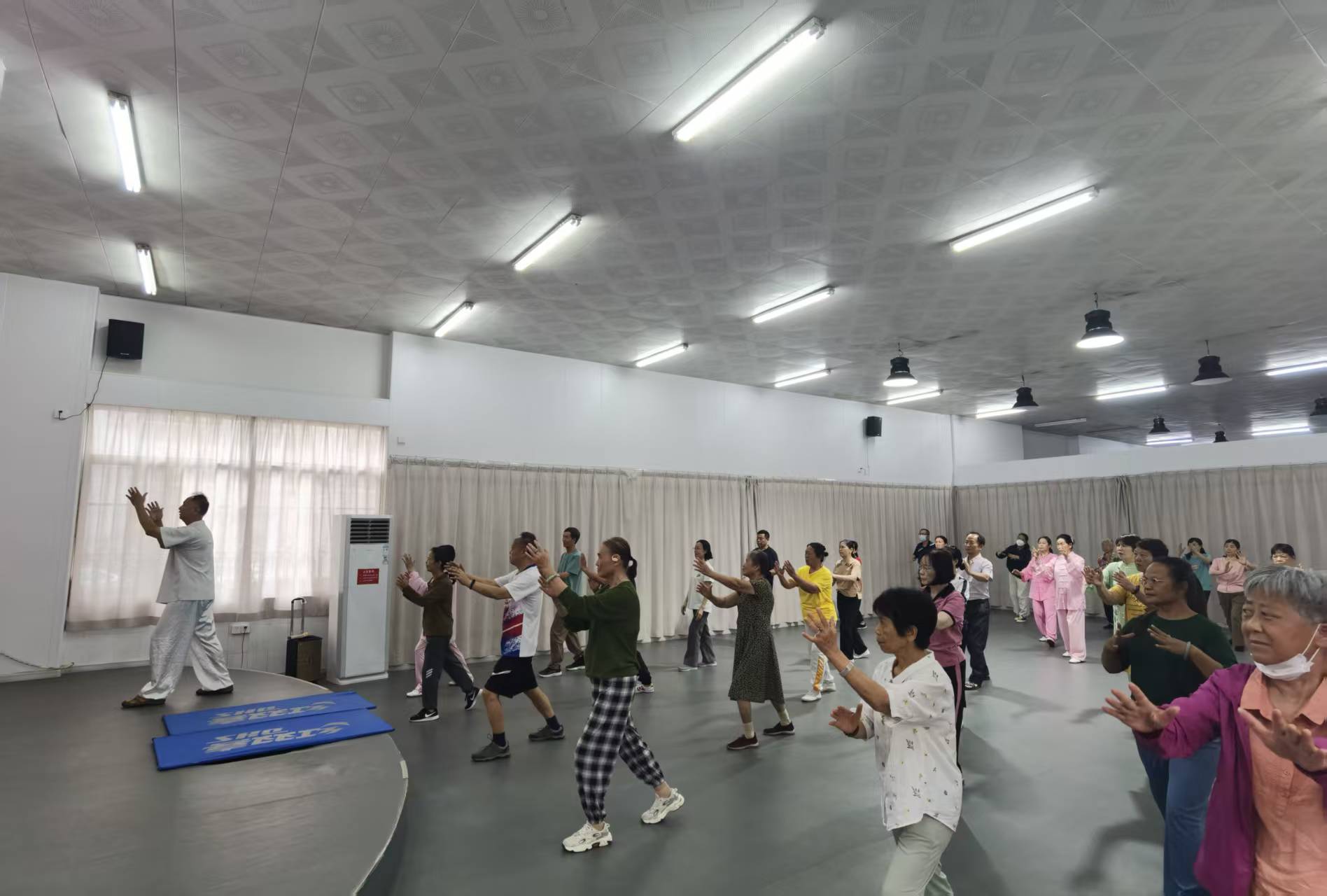 凌艺春老师给学员示范太极拳动作