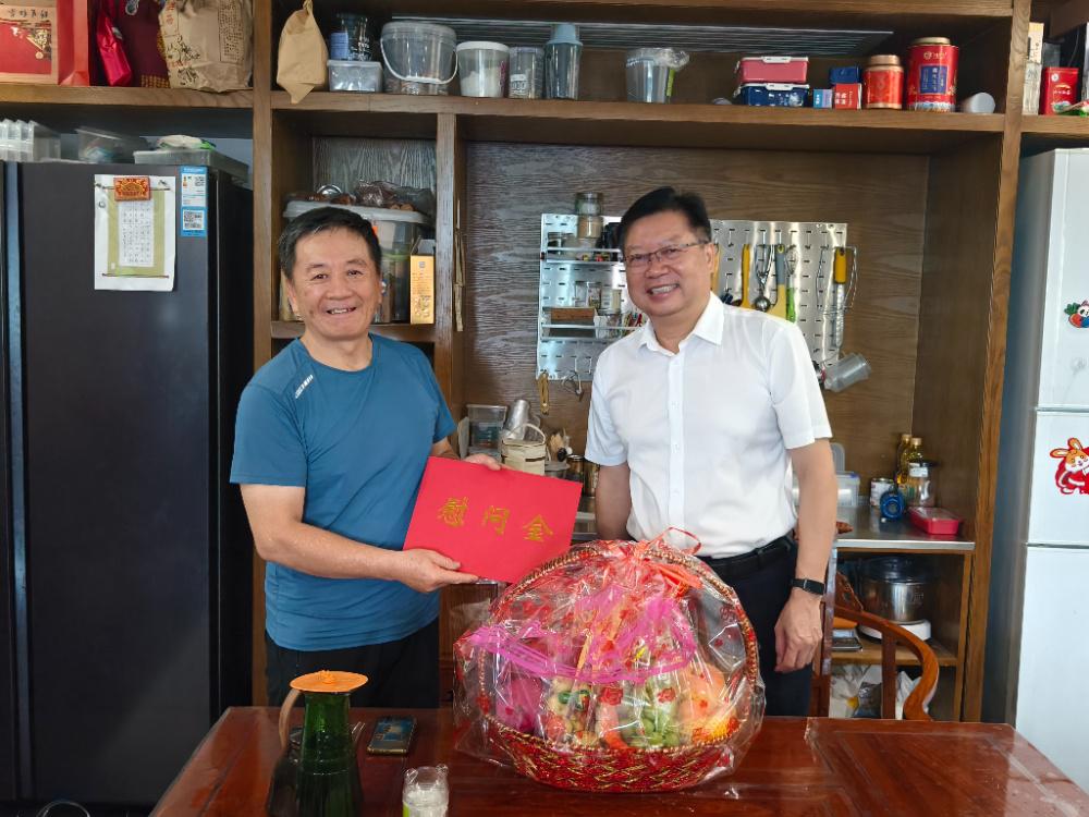 李振秋慰问老党员石森林同志