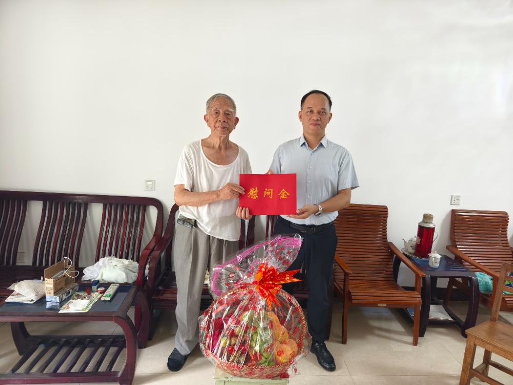 黄政艳慰问老党员陈能德同志