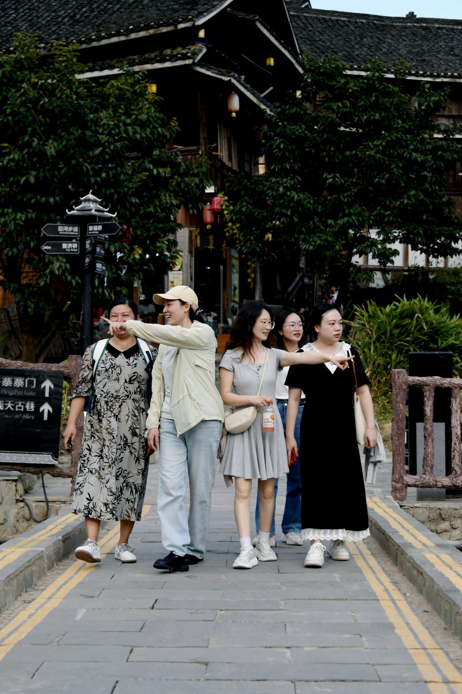 教职工们合影留念