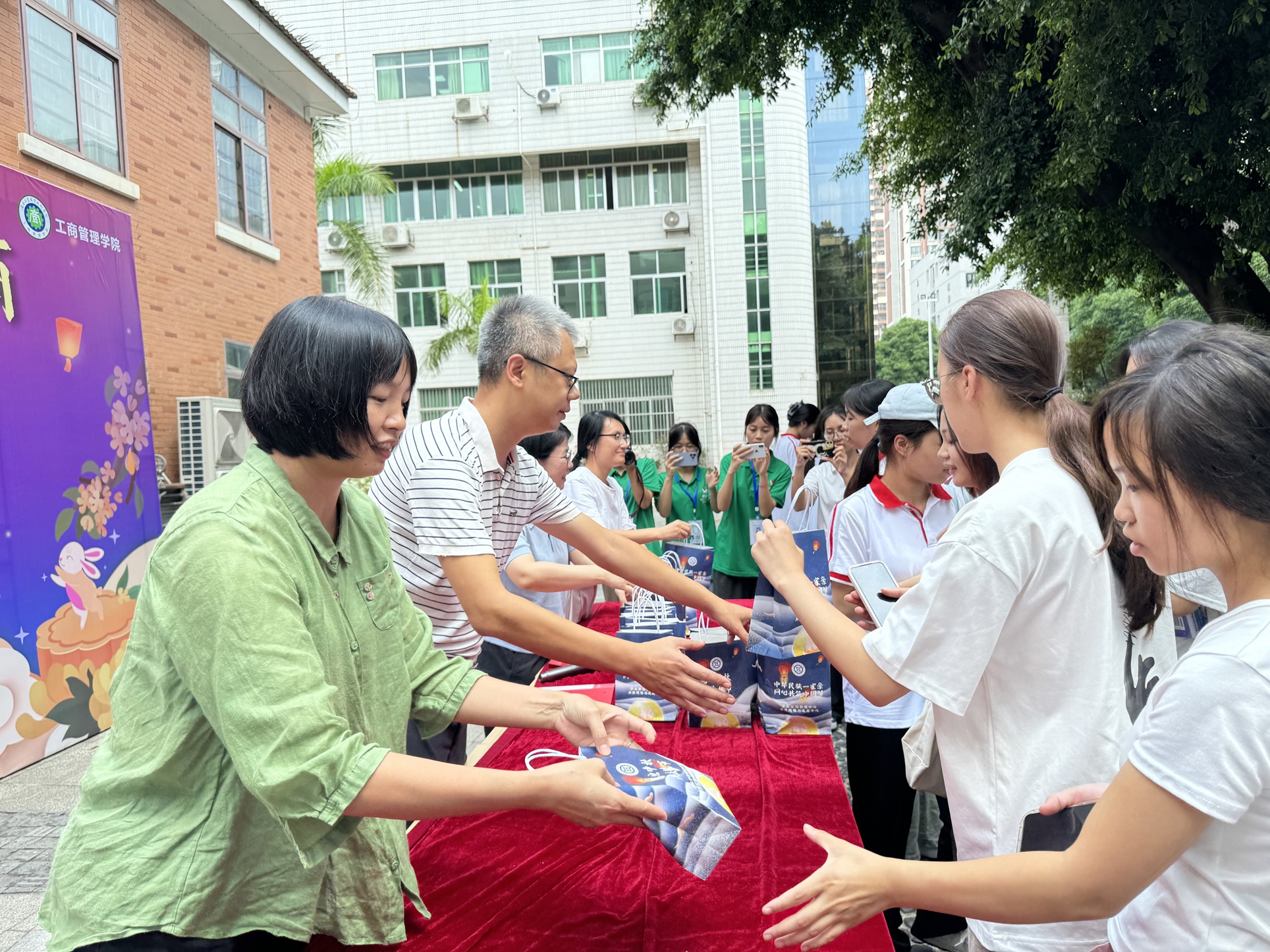 领导分发月饼1