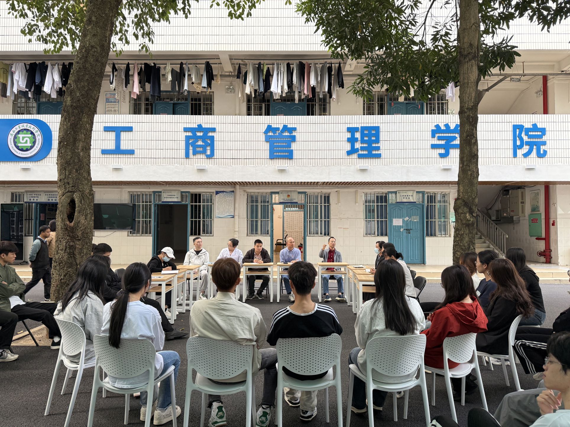 后勤部门人员向学生讲解问题处理方式