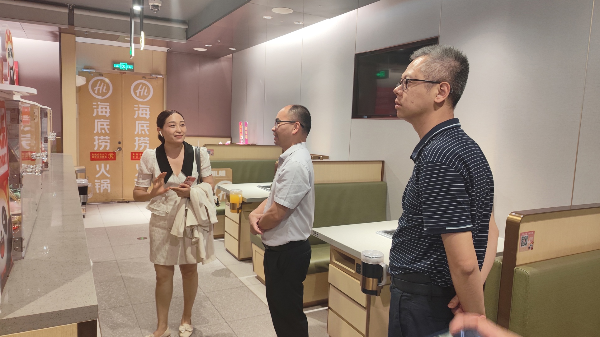 调研组听取海鸿达（北京）餐饮管理有限公司介绍员工工作环境