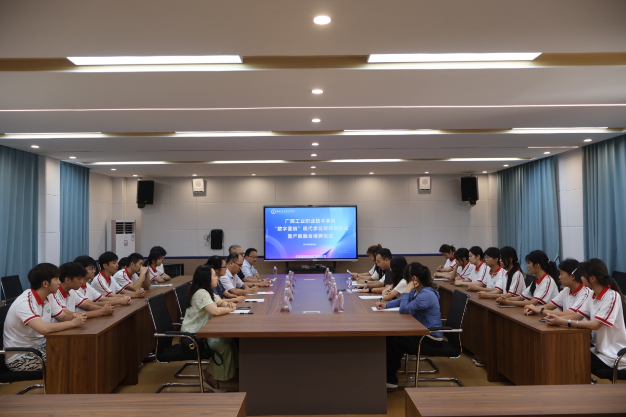 广西工业职业技术学院与安踏共建“数字营销”现代学徒班开班仪式.JPG
