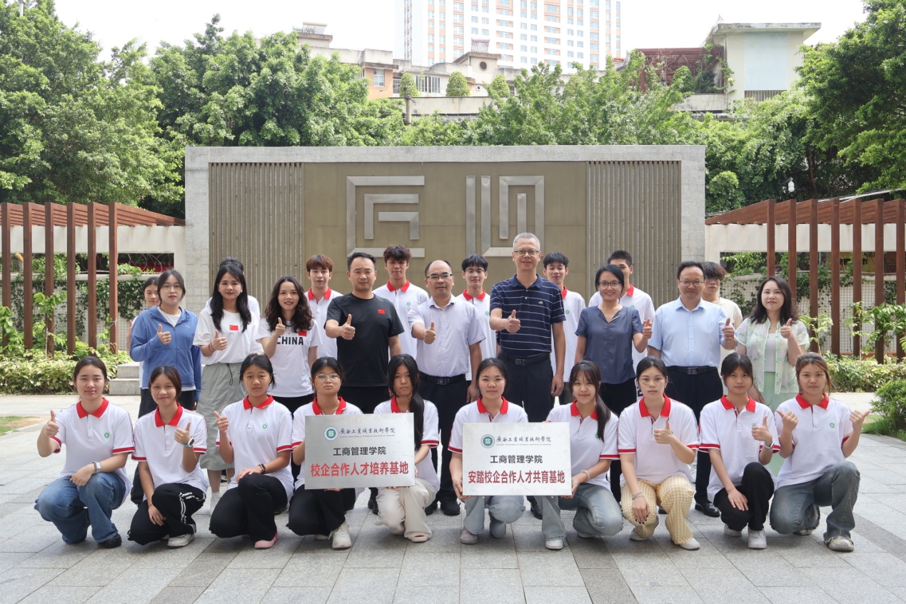 校企双方和学生代表合影留念.JPG