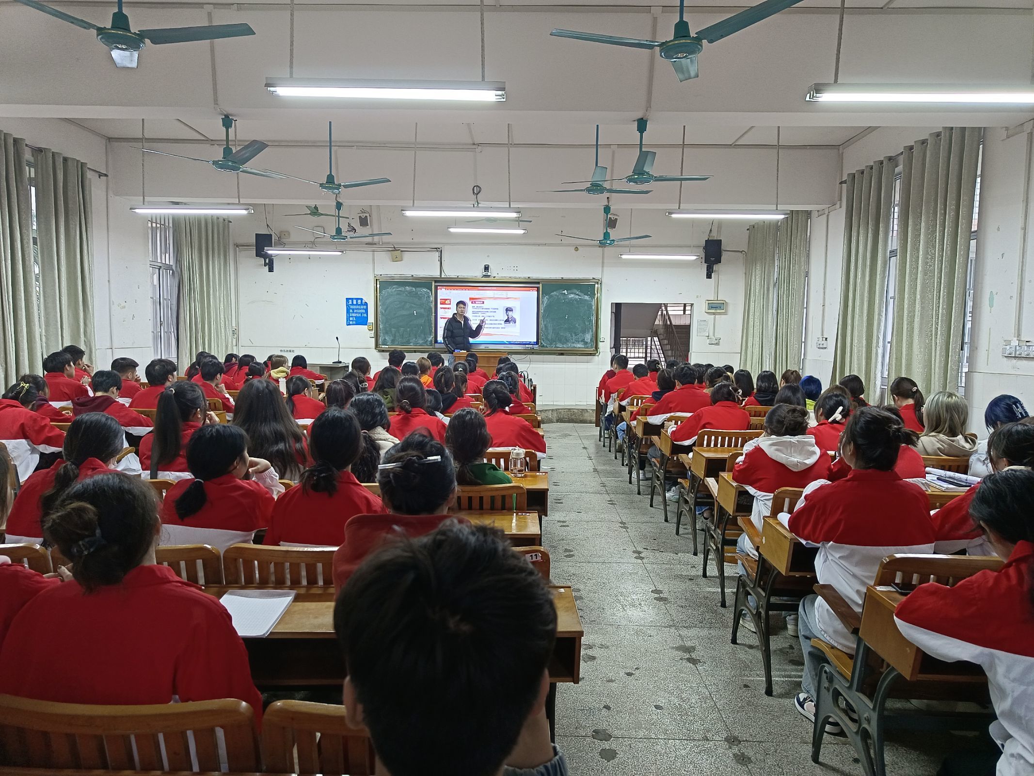工业设计学院开展“学习雷锋精神，党员先锋作表率”微党课