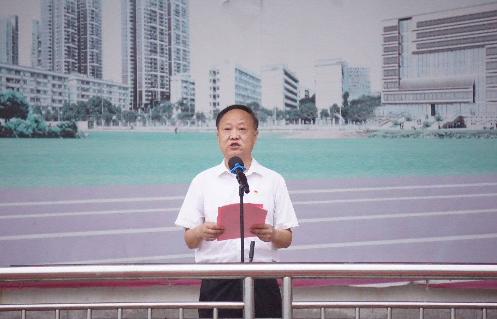 学校副校长尹子云参加工业设计学院升旗仪式
