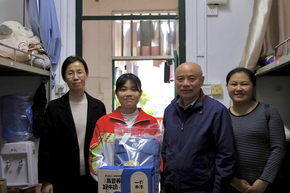 学校副校长黄琼念到工业设计学院开展慰问学生活动