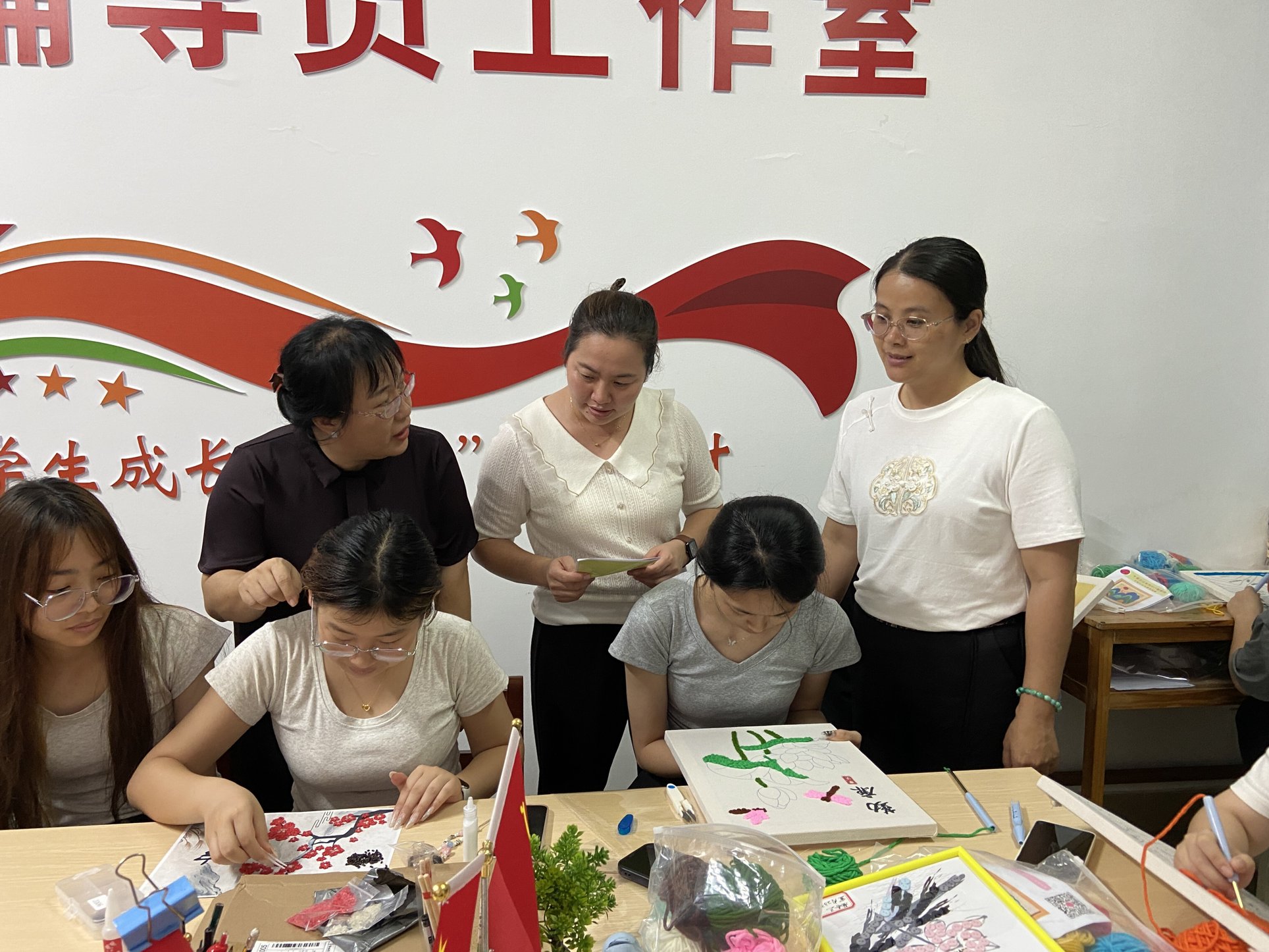 “巧手绣‘廉’，清廉在我心”工业设计学院匠心辅导员工作室成功举办学校第二十一届校园文化艺术节廉洁DIY手工刺绣活动