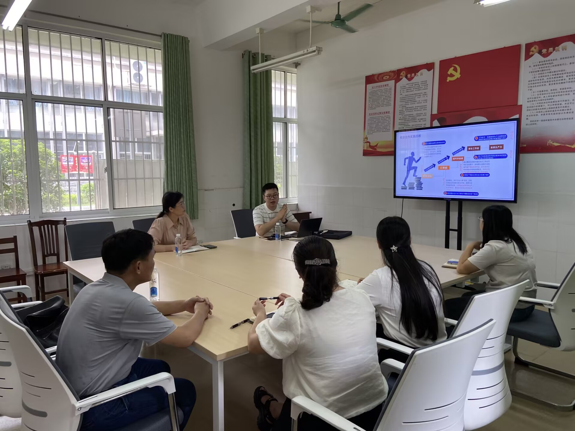 工业设计学院“一站式”学生社区数字空间生产实训工作室建设初显成效