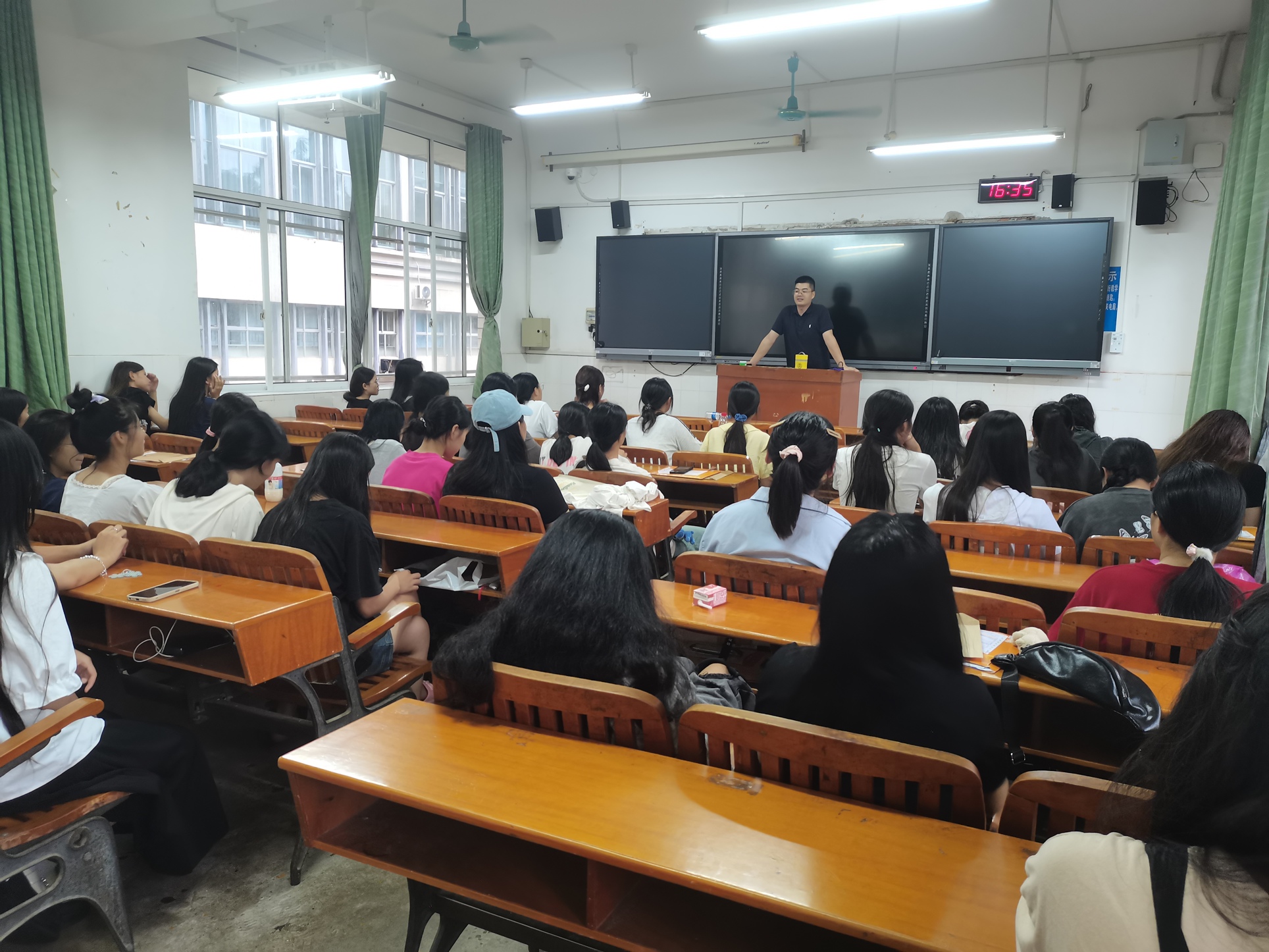 工业设计学院组织召开2024级新生入学“第一次”班会及宿舍走访关怀活动