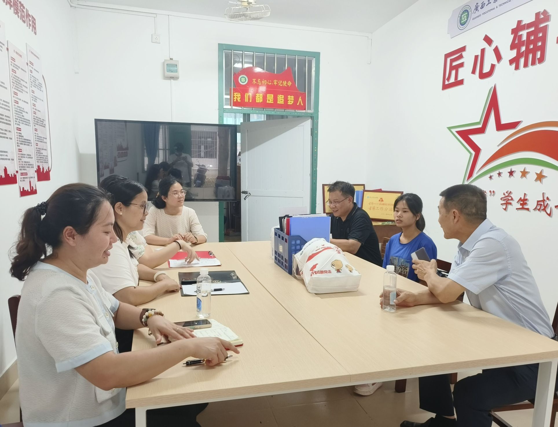学校领导暖心慰问，关爱学子成长