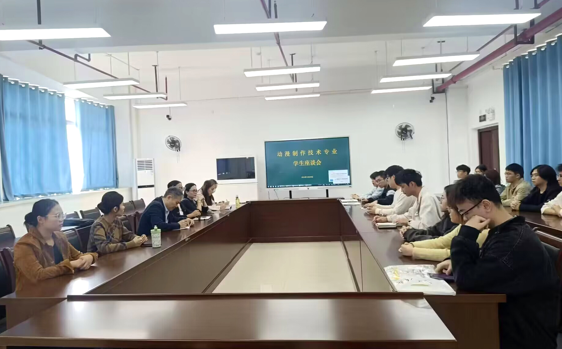 工业设计学院召开期中师生交流座谈会