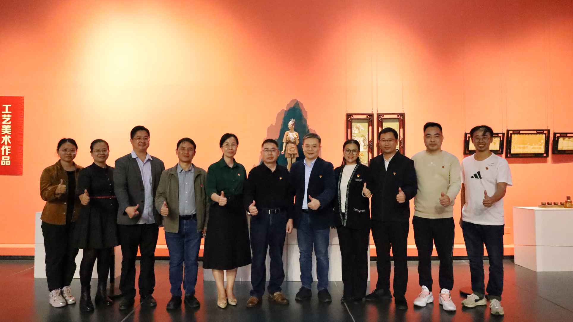 在任民教授获奖作品前合影