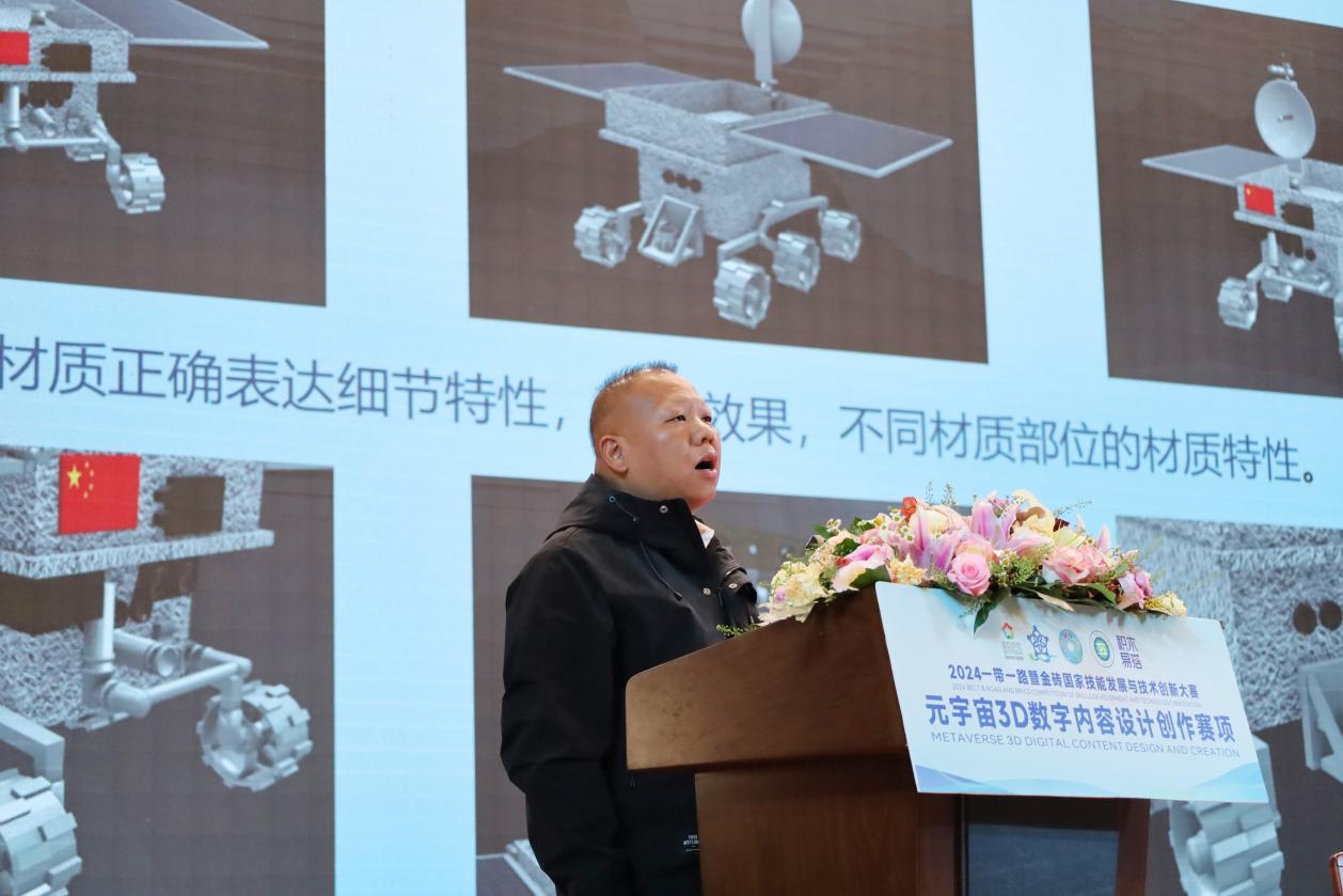 向楚骄对参赛选手作品代表进行专业点评