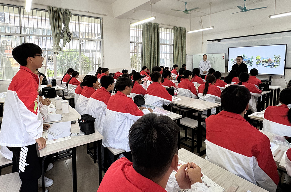 校领导深入工业设计学院学生班级听课