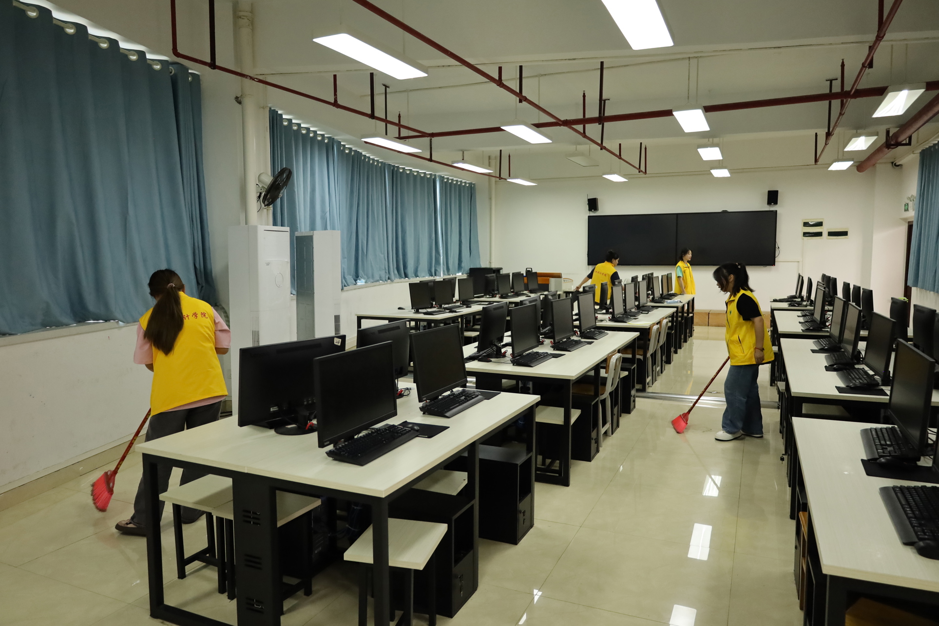 弘扬雷锋精神 共建洁净校园-——工业设计学院开展实验室卫生清洁志愿活动