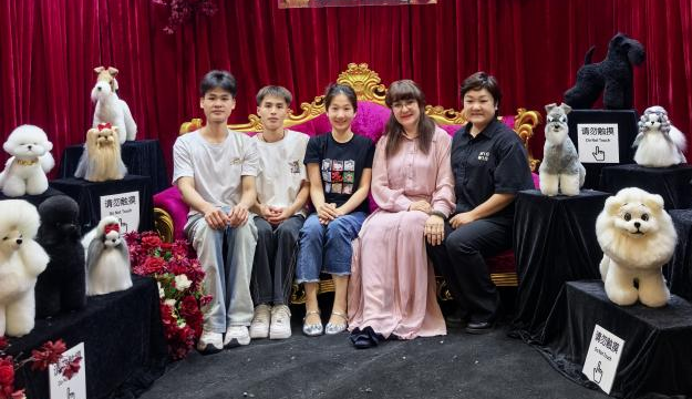 与教师级美容师、审查员、宠物美容国际裁判Laily莱丽合照