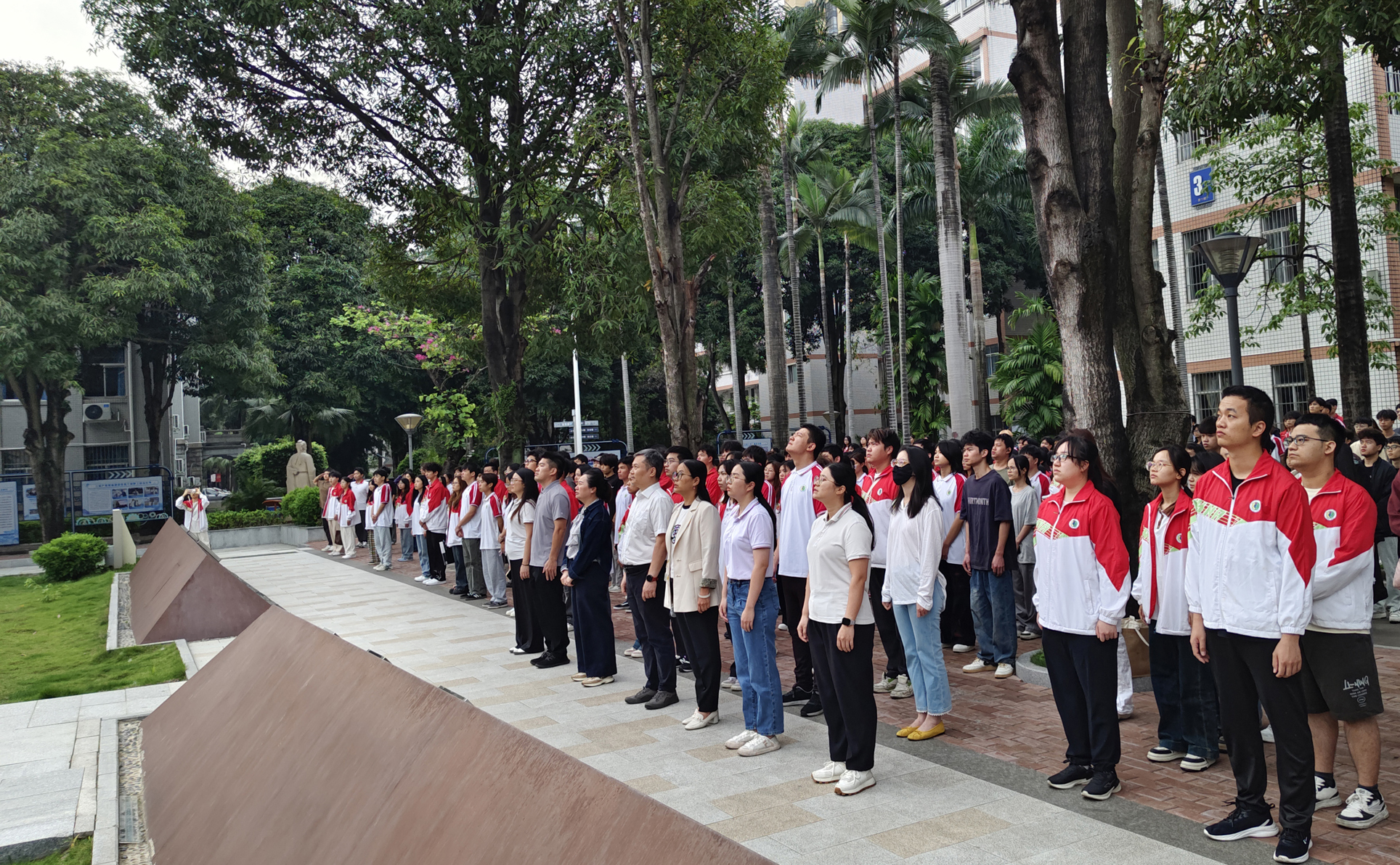工业设计学院举行升旗仪式