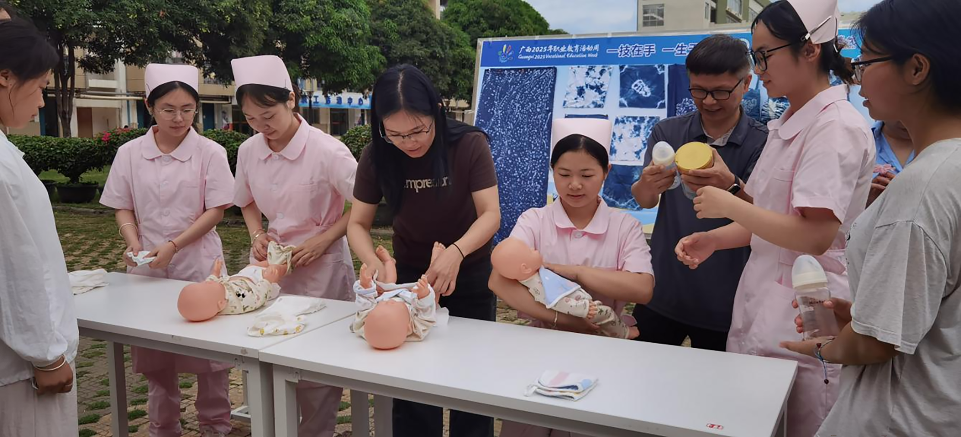 幼师教育学院学生现场婴儿照护展示