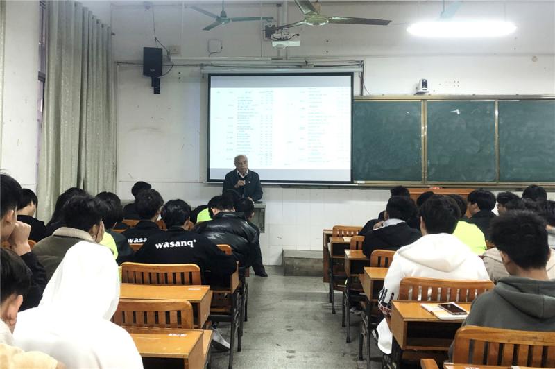 以生为本，关注成长  ——学校黄琼念副校长深入班级联系学生
